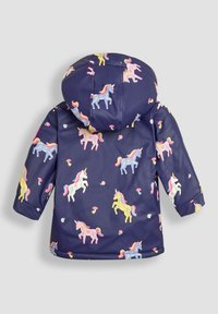 Chaqueta impermeable azul marino con capucha, presenta patrones coloridos de unicornios y flores. Textura suave, diseñada con un corte holgado.
