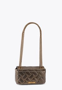 Metalen bronzen handtas met een getextureerd oppervlak, rechthoekige vorm en dubbele kettingriem. Voorzien van een subtiel patroon en logo-accent.