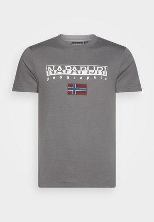 Harmaa lyhythihainen T-paita, jossa on teksti "NAPAPIJRI geographic" rinnassa ja pieni norjalainen lippu tekstin alla.