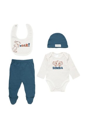 Gestreiftes Baby-Outfit-Set mit blauen Fußanzügen, blauer Mütze, Lätzchen mit der Aufschrift "Hört mich BRÜLLEN!" und einem Body mit dem Gesicht von Simba und dem Text "SIMBA".