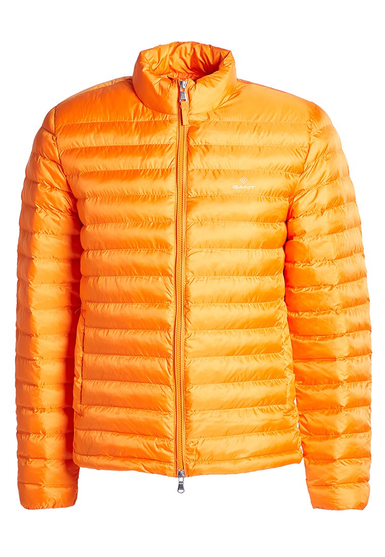 Chaqueta acolchada de color naranja brillante, con cremallera frontal completa y cuello alzado, que presenta un pequeño logo blanco de GANT en el lado izquierdo del pecho.