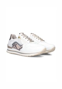 Witte sneakers met een gestructureerde slangenpatroon zijpaneel, metallic grijze accenten en beige details op de zool en veters.