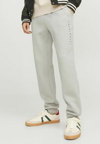 Jack & Jones COMFORT FIT - Pantaloni sportivi - moonbeam