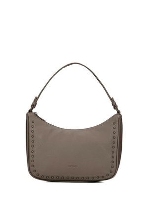 Taupefarbene Lederschultertasche mit genietetem Rand, einzelner Träger und Reißverschluss, mit dezentem Markenprägedruck auf der Vorderseite.