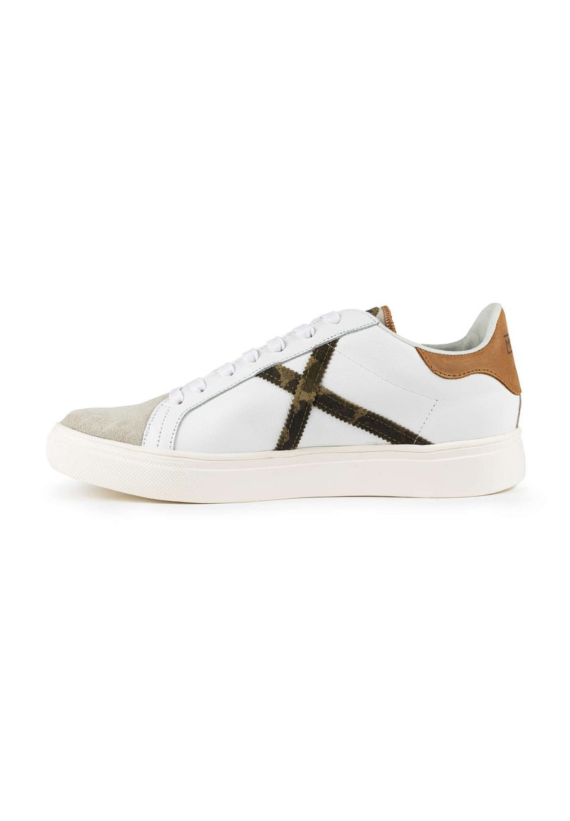 Sneaker bianca in pelle con punta in suede beige, accentuazione del tallone in pelle marrone e un motivo incrociato nero e verde sui lati.
