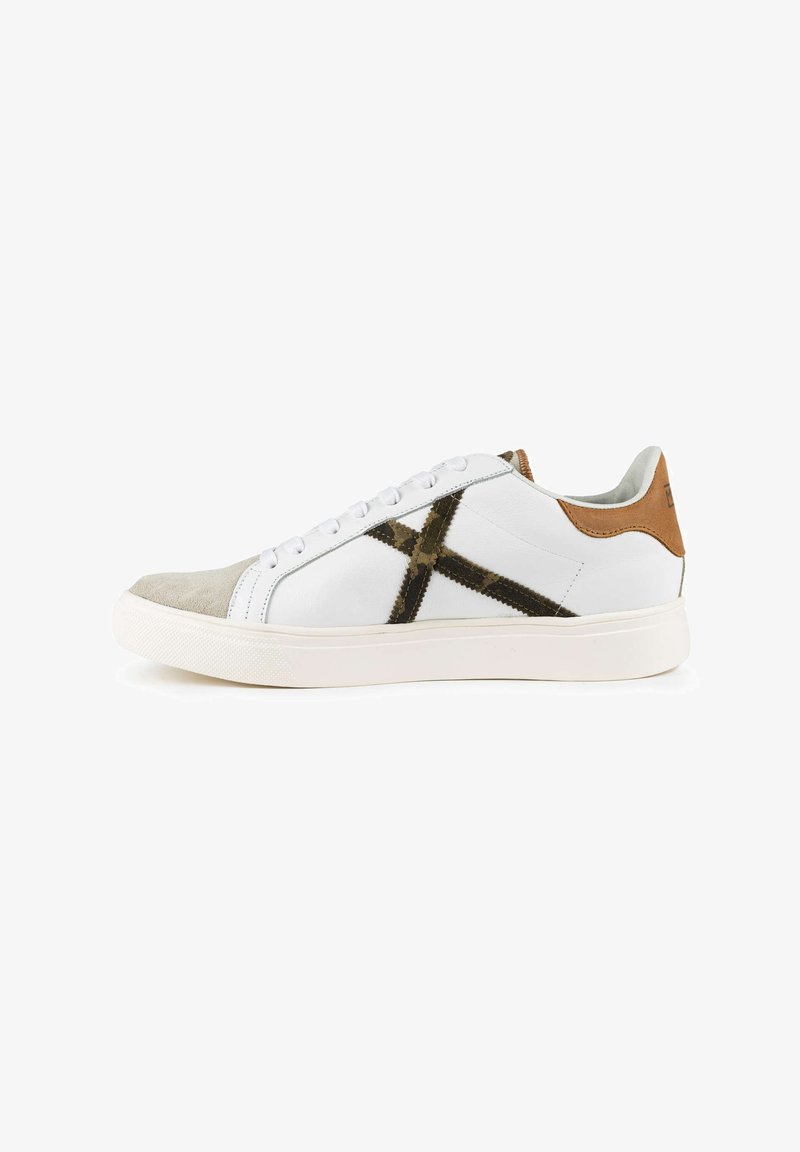 Sneaker bianca in pelle con punta in suede beige, accentuazione del tallone in pelle marrone e un motivo incrociato nero e verde sui lati.