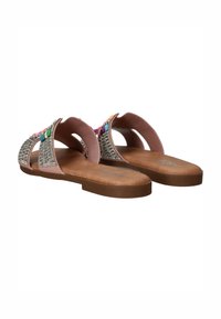 Bruine platte sandalen met een open ontwerp, voorzien van een multi-gekleurde kralenversiering en metalen accenten over de banden.