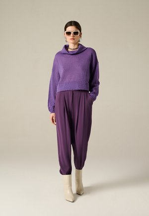 TAILORED WITH PLEATS AND BELT DETAIL - Pantalon classique - mottled purple