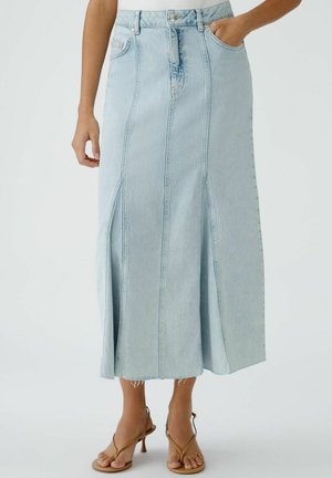 Lichtblauwe denim maxi rok met verticale naden, zijsplitsingen en een rafelige zoom. Ontworpen met een tailleband en voorzakken.