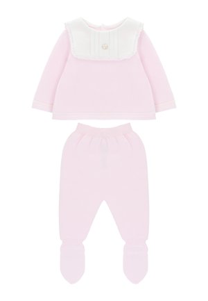 Conjunto de bebé tejido suave en rosa con mangas largas, pantalones con pies y un cuello tipo babero blanco con un pequeño botón decorativo.