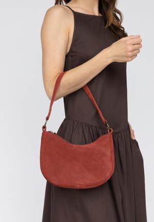 Gusti Leder, SMALL WOMAN HANDBAG DUNJA - Handtasche - braun