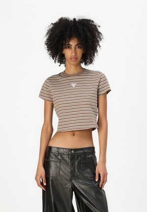 T-shirt court rayé marron et blanc avec un col rond et un badge logo, associé à un pantalon en simili cuir noir taille haute.