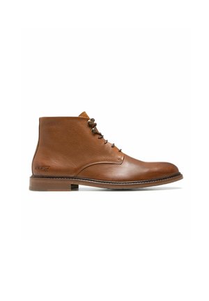 Bottines en cuir brun avec une texture lisse, comportant deux œillets, des lacets et une semelle en bois plate. "KOST" est embossé sur le côté.