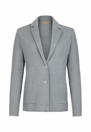 Jasnoszary-żakiet dziergany o fakturze, z klapami z wycięciem, dwoma przednimi guzikami i naszywanymi kieszeniami, prezentowany na białym tle.