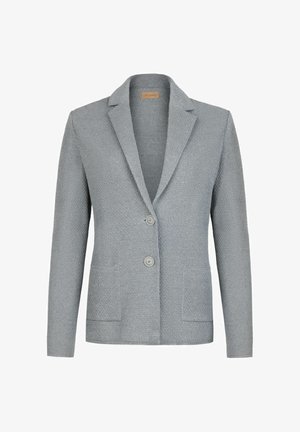 Jasnoszary-żakiet dziergany o fakturze, z klapami z wycięciem, dwoma przednimi guzikami i naszywanymi kieszeniami, prezentowany na białym tle.