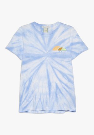 Jasnoniebieski i biały T-shirt w stylu tie-dye z okrągłym dekoltem oraz małym logo zachodu słońca z napisem "Scotch & Soda" na górnej lewej piersi.