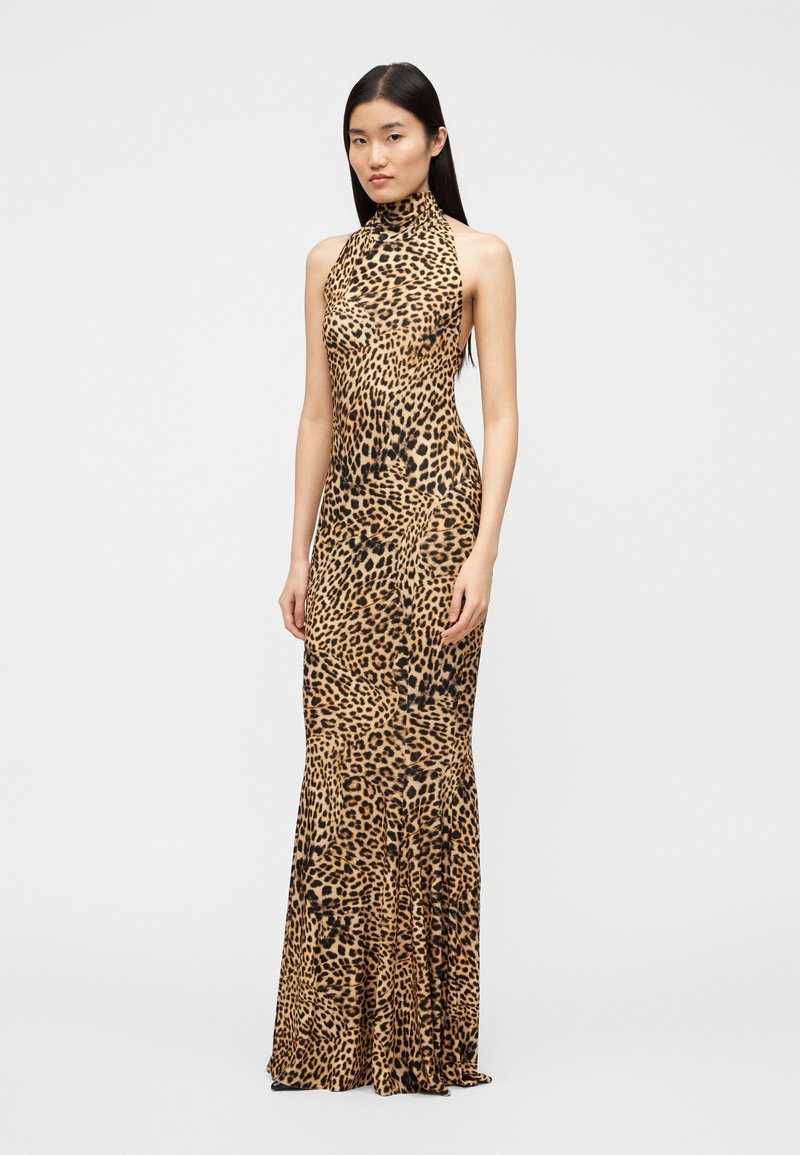 Robe dos nu imprimé léopard, silhouette ajustée, longueur au sol, texture lisse, avec col montant et ourlet évasé.