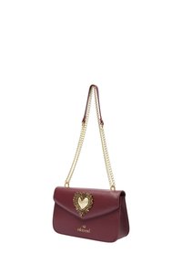Borsa a tracolla in pelle bordeaux con dettaglio a cuore dorato, dotata di tracolla a catena e chiusura a patta; texture liscia e design elegante.