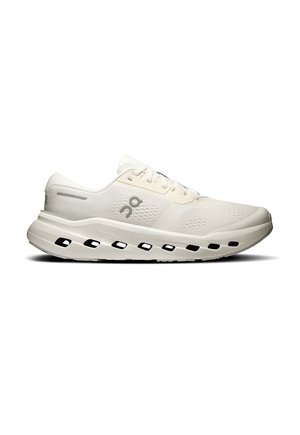 Witte sportschoenen met een bovenwerk van mesh, contrasterende grijze accenten en een CloudTec-zool met uitgesneden delen voor demping en flexibiliteit.