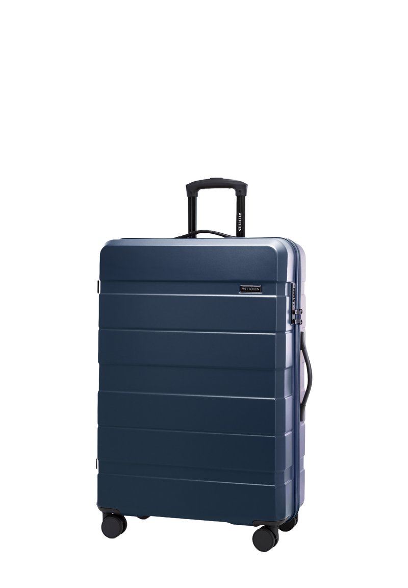 Tmavě modrý kufr s pevnou skořepinou a texturovaným povrchem, vybavený teleskopickou rukojetí, dvojitými koly a logem značky na přední straně.