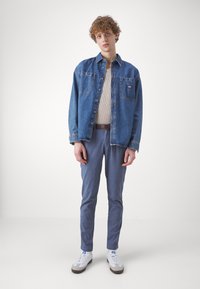Jack & Jones JPSTMARCO JJDAVE WITH BELT - Hlače chino - china blue