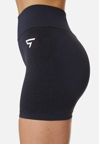 Hochtaillierte marineblaue Shorts aus strukturiertem Material, mit einem weißen Logo an der Seite und einer engen Passform für Komfort und Unterstützung.