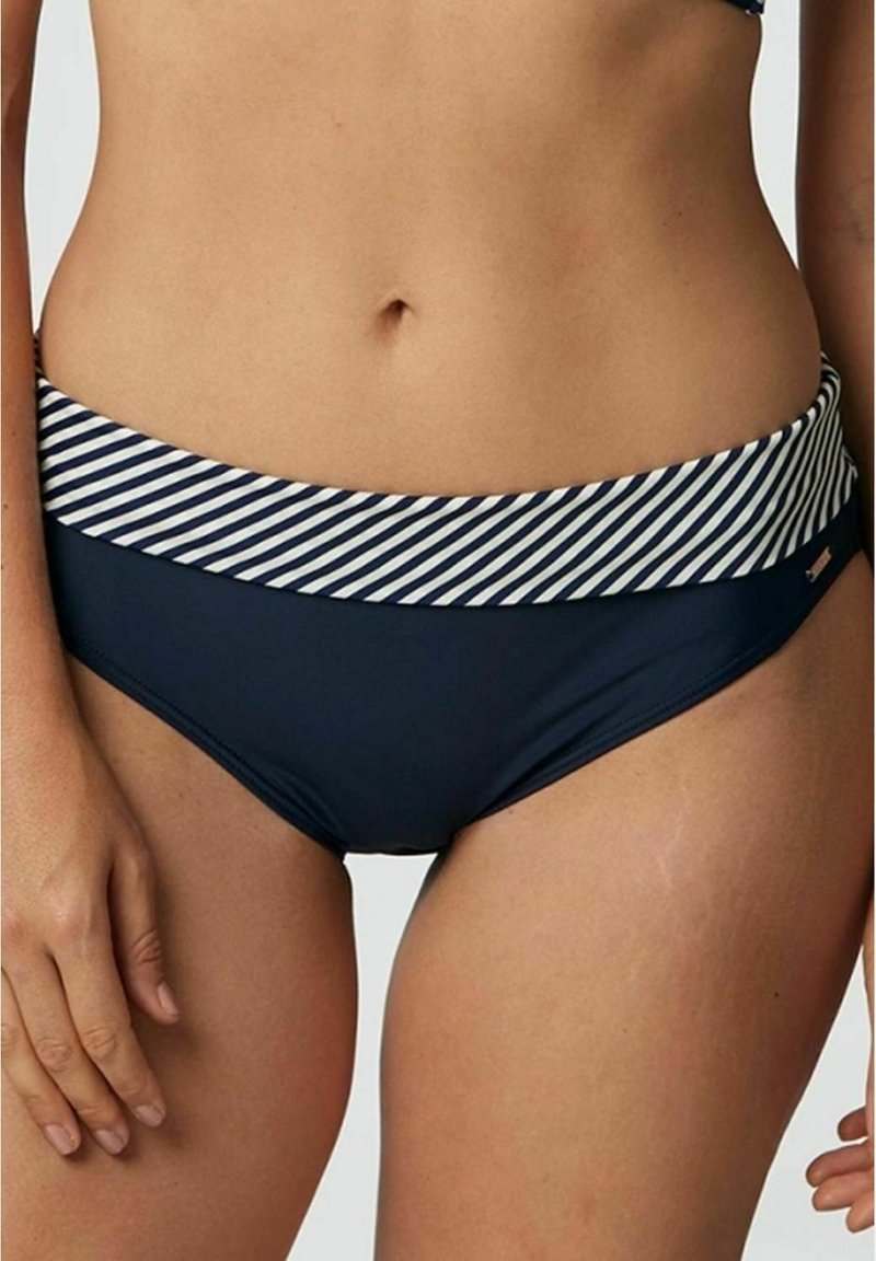 Marinblå bikiniunderdelar med en randig vit och marinblå midja. Designen har en mjuk textur och måttlig täckning.