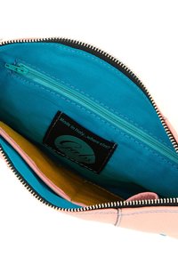 Pochette multicolore con esterno in pelle morbida, interno in tessuto blu vivace e scomparto con cerniera dotato di etichetta con logo.
