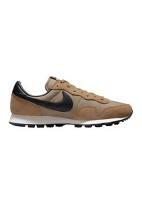 Beige og tan lavt snørresko med sort Nike swoosh, snørelukning og hvid mellemsål på sort gummisål, set fra siden.