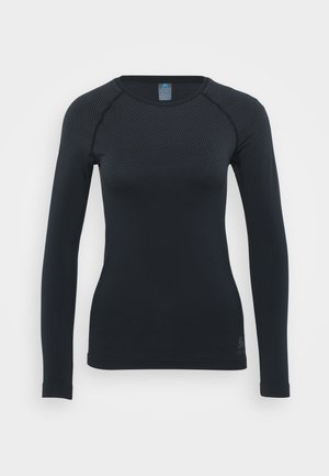 Crna majica dugih rukava s prozračnom teksturiranom prednjom stranom, glatkom stražnjom stranom i rebrastim manžetama, dizajnirana za sportsku uporabu. Logo na rubu.