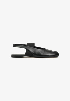 Czarny płaski skórzany but na obcasie typu slingback z kwadratowym noskiem i elastycznym paskiem na podbiciu, sfotografowany na białym tle.