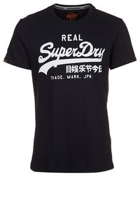 Navinová bavlněná tričko s bílým grafickým potiskem, který obsahuje název značky "SuperDry" a japonský text. Krátké rukávy a kulatý výstřih.