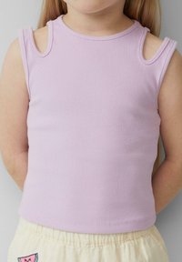 Lila geribbelde mouwloze top met uitgesneden schouderdetails, ronde halslijn en textuurstof. Gecombineerd met lichtgekleurde, met elastische tailleband.