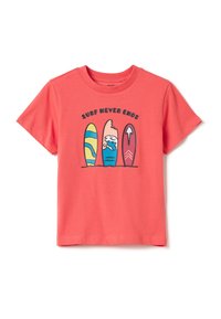 Camiseta de manga corta color coral hecha de algodón, con un gráfico de una tabla de surf con acentos en azul y amarillo y el texto "EL SURF NUNCA TERMINA."