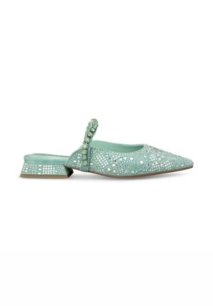 Chaussure slingback vert menthe avec un bout pointu, ornée de découpes en forme de diamant et d'accents en cristal sur le devant et le talon.