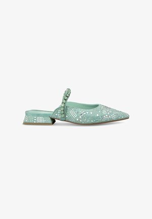Minzgrüner Slingback-Schuh mit spitzem Zeh, verziert mit rhombusförmigen Ausschnitten und Kristallakzenten auf dem Riemen und dem Absatz.