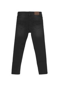Mustad teksapüksid, millel on slim fit, pruuni kunstnahast vööpakk ja kaks tagakotti, millel on tikandiga detailid.