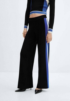 Pantalons noirs à jambes larges avec des rayures bleues sur les côtés, fabriqués dans un tissu doux. Dispose d'une taille haute et d'une texture lisse. Adaptés pour une tenue décontractée.