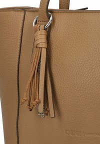 Borsa a tracolla in pelle color cammello con una trama a grana fine, caratterizzata da un anello in argento e una decorazione a frange fatta di cinturini intrecciati.