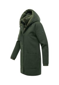 Manteau long vert avec capuche, fabriqué en tissu texturé. Il présente des poches avant, des boutons-pression et une doublure dans une teinte de vert légèrement différente.