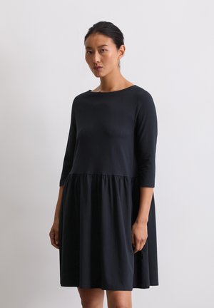 Zwarte katoenen jurk met driekwart mouwen, ronde halslijn en geplooide rok. Kenmerkt zich door een losse pasvorm en een gladde textuur. Minimalistisch ontwerp.