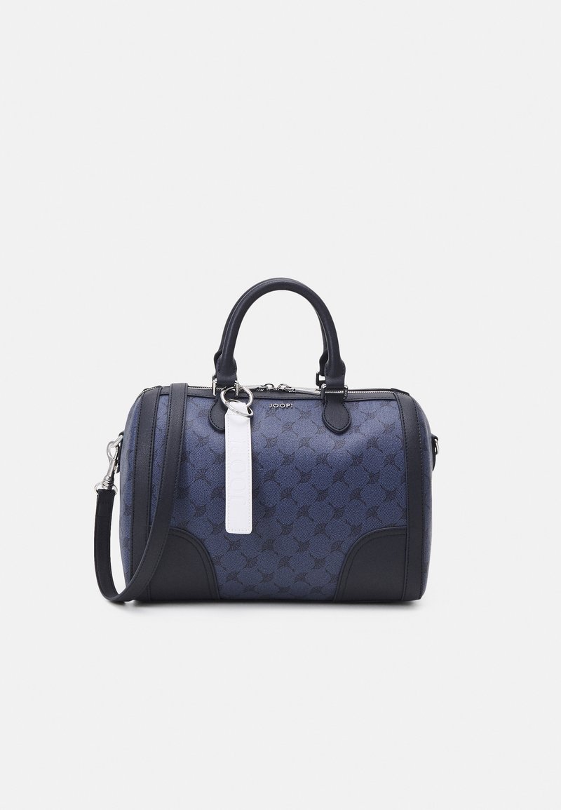 Sac à main bleu foncé avec un motif texturé, de forme ronde, accents en cuir, double poignées, bandoulière amovible et une étiquette de marque.