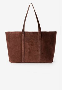 Sac fourre-tout en daim marron avec deux longues poignées, forme rectangulaire, texture lisse et design minimaliste, avec des coutures renforcées.