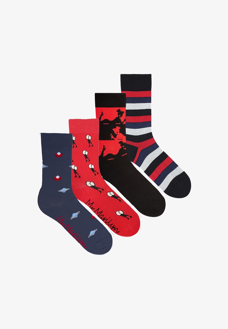 Cztery pary bawełnianych skarpetek: granatowe z grafiką planet, czerwone z tańczącymi postaciami, gładkie czarne oraz w paski czerwono-granatowe. Charakteryzują się różnorodnymi wzorami.