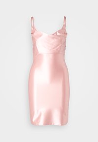 Satinová ružová mini šaty s tenkými nastaviteľnými ramienkami, s voľným výstrihom a elegantným, priliehavým strihom, ktorý ukazuje jemnú, lesklú textúru.
