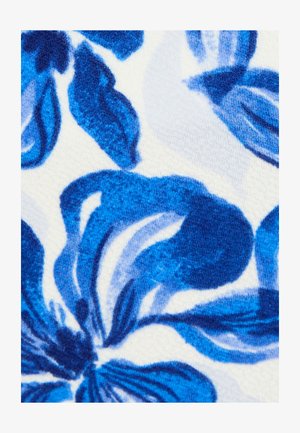 Close-up van een blauw bloemenpatroon met donkere en lichte blauwe bloemblaadjes op een gestructureerde witte stoffen achtergrond.