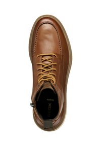 Bota de cuero marrón con cordones amarillos, detalles de costura, suela de goma y cremallera lateral. Interior marcado con la marca "Geox Respira".