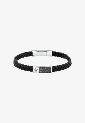 Schwarzes geflochtenes Lederarmband mit einem silbernen Verschluss, der einen strukturierten schwarzen Akzent und ein kleines eingeprägtes Symbol aufweist.