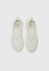 Weiße Sneaker aus strukturiertem Stoff, mit runder Schuhspitze und geschichteter Gestaltung. Verfügt über Schnürsenkel und eine Zuglasche an der Ferse. Die Sohle hat eine dezente Kontur.