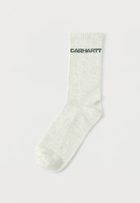 Světlě šedá žebrovaná ponožka s kontrastním tmavě zeleným logem "Carhartt" nahoře. Vyrobená z měkkého, texturovaného materiálu.